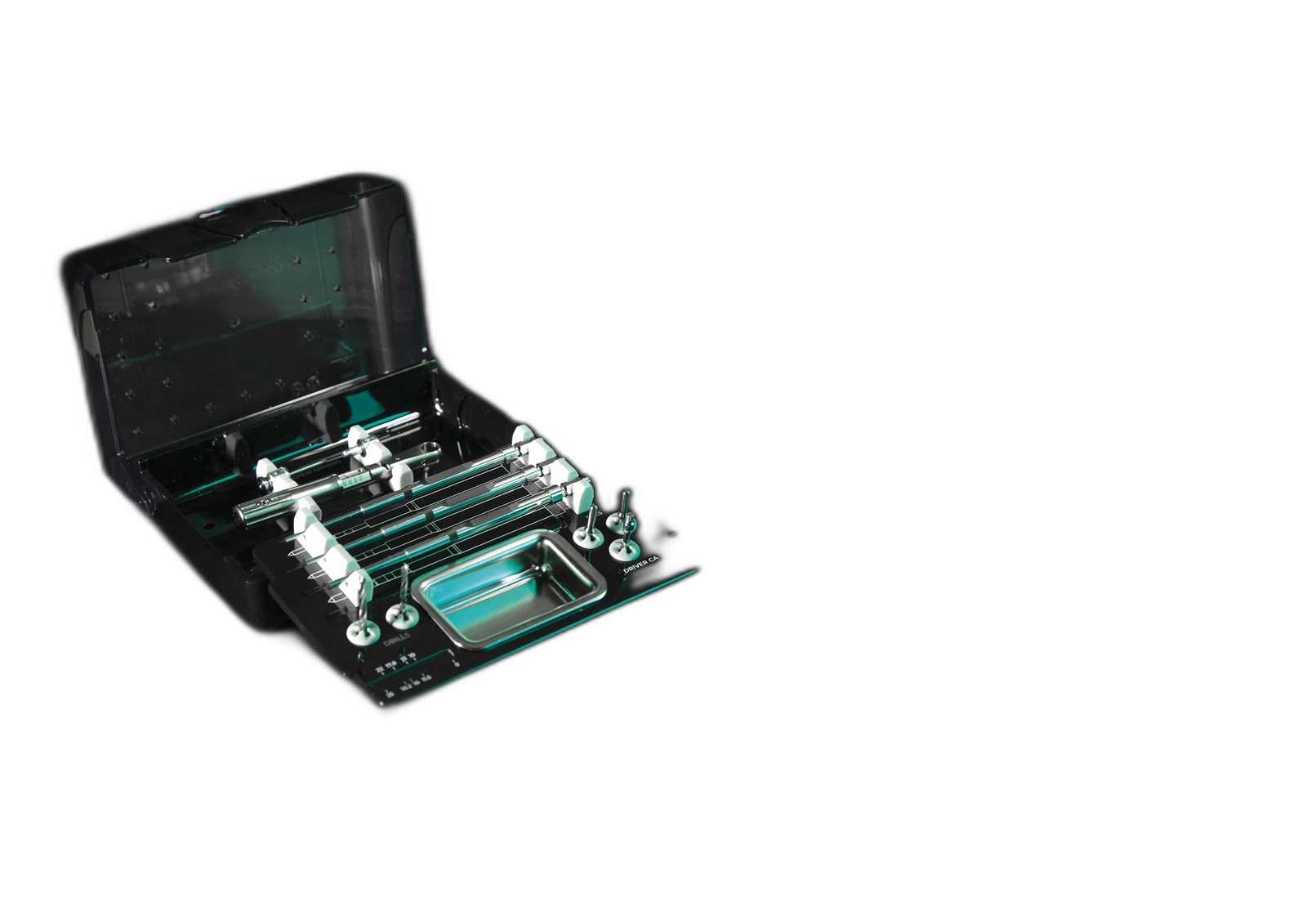 Kit Chirurgico PT-1 aperto con osteotomi, driver e vaschetta su sfondo scuro